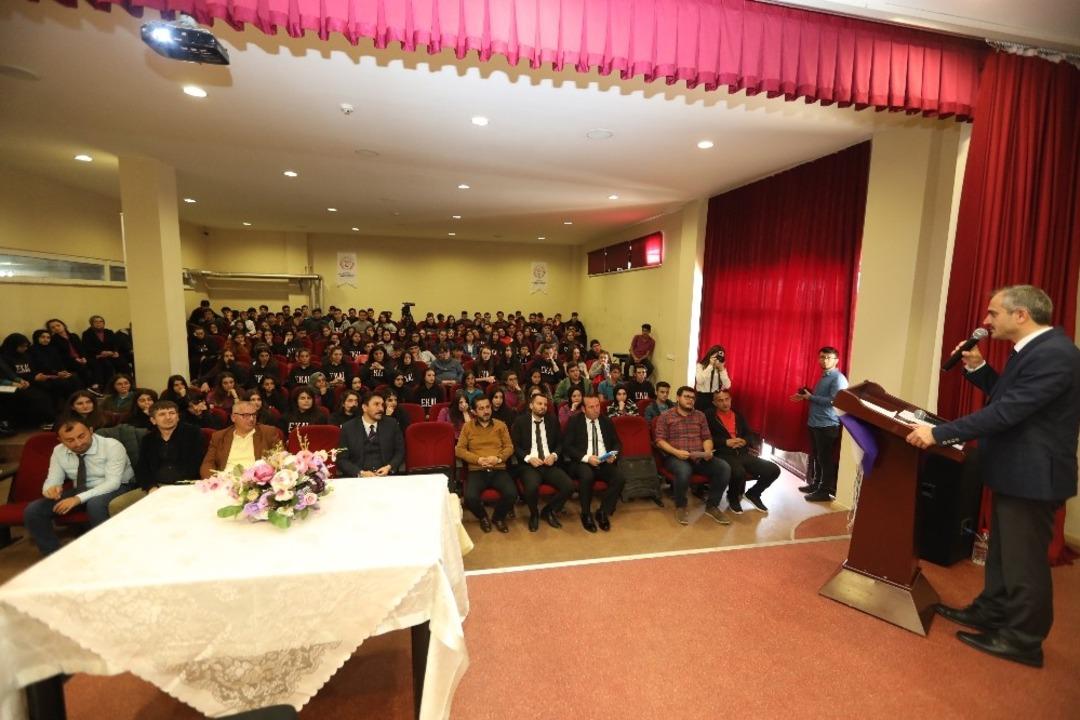 Başkan &Ccedil;ift&ccedil;i &ouml;ğrencilerle buluştu