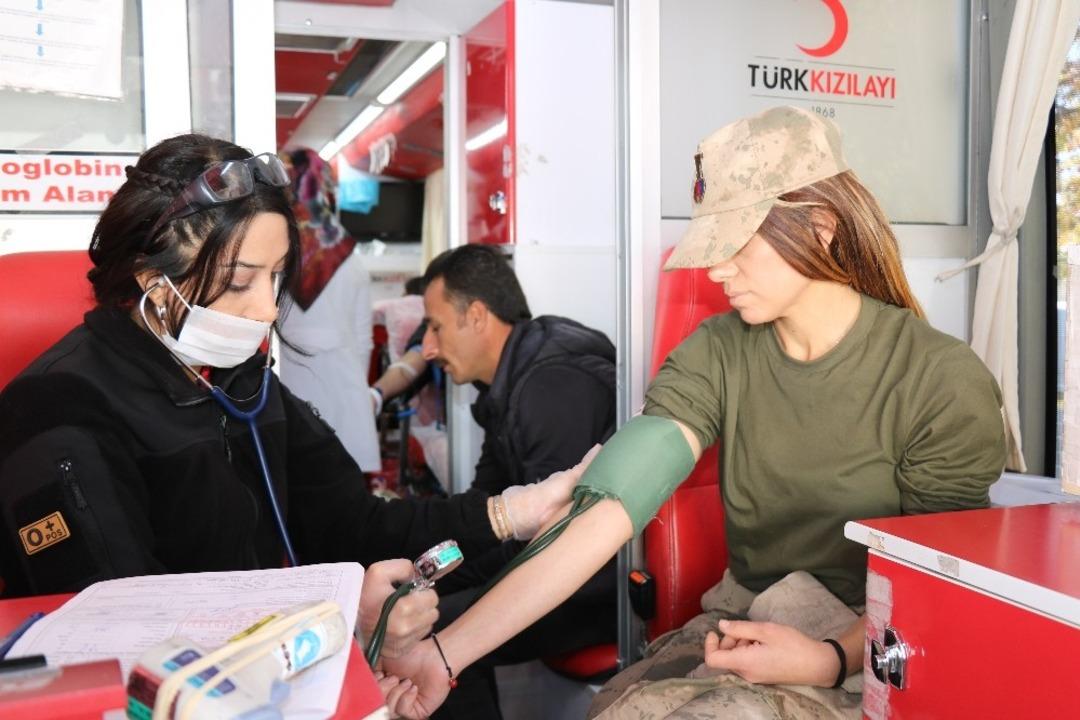 G&uuml;venlik g&uuml;&ccedil;lerinden kan bağışı