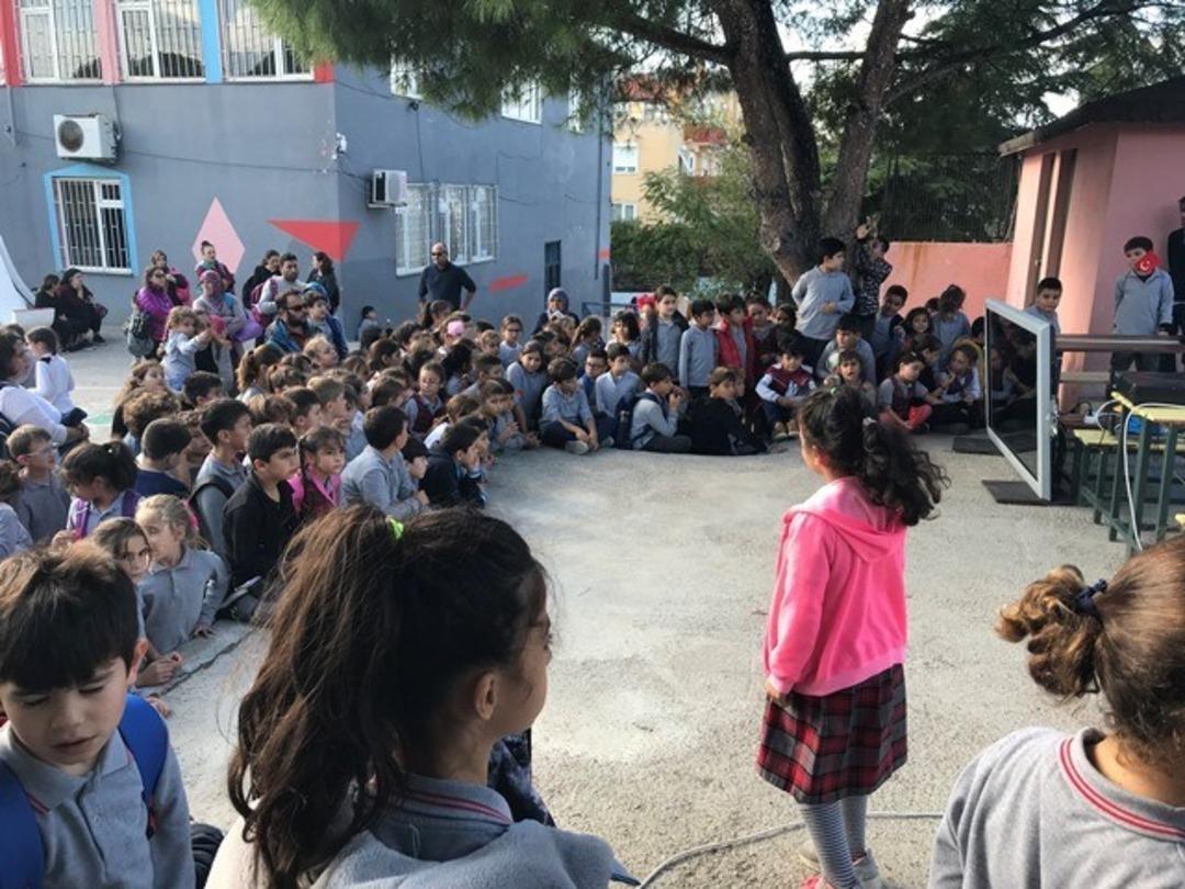 Astronotlar &ouml;ğrencilerin sorularını cevapladı