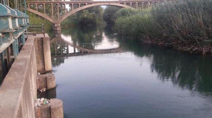 Yaşlı adam, nehrin kenarında bileklerini keserek intihar etti