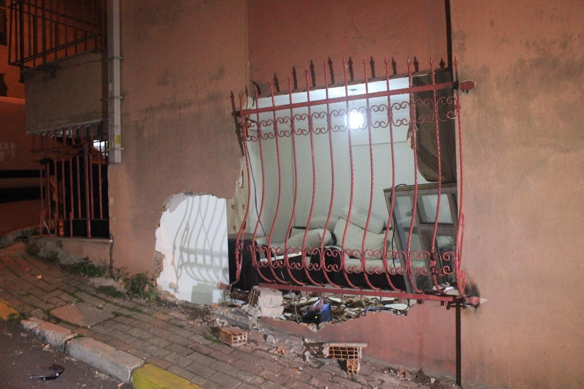 Şişli&rsquo;de kontrolden &ccedil;ıkan ara&ccedil;, evin salonuna girdi