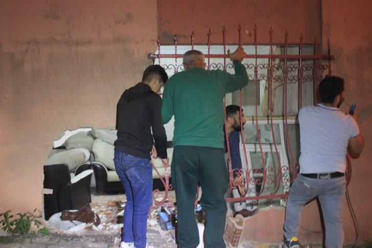 Şişli’de kontrolden çıkan araç, evin salonuna girdi G2