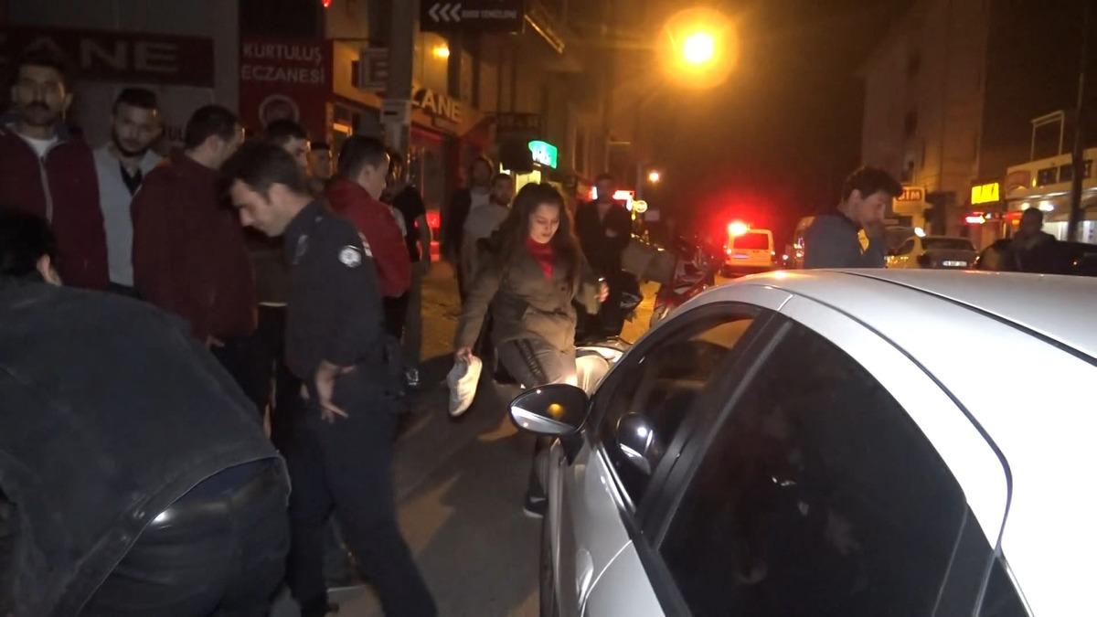 Kaza sonrası arkadaşını g&ouml;r&uuml;nce sinir krizi ge&ccedil;irdi! Kendilerine &ccedil;arpan arabayı tekmeledi