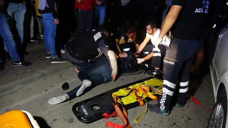 Kaza sonrası arkadaşını görünce sinir krizi geçirdi! Kendilerine çarpan arabayı tekmeledi G1