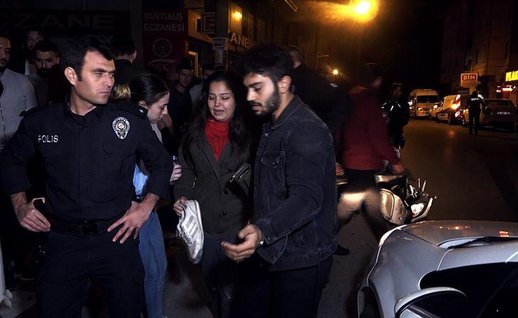 Kaza sonrası arkadaşını görünce sinir krizi geçirdi! Kendilerine çarpan arabayı tekmeledi G2