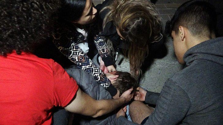 Kaza sonrası arkadaşını görünce sinir krizi geçirdi! Kendilerine çarpan arabayı tekmeledi G3