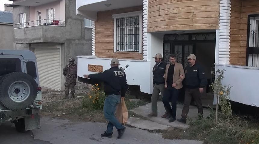 Van'ın İpekyolu belediye eş başkanları Azim Yacan ve Şehzade Kurt gözaltına alındı