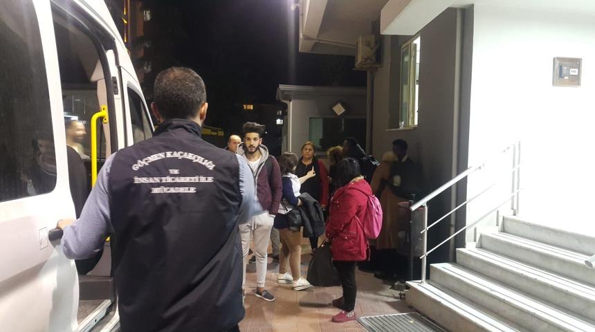 İzmir'de göçmen kaçakçılarına şok operasyon