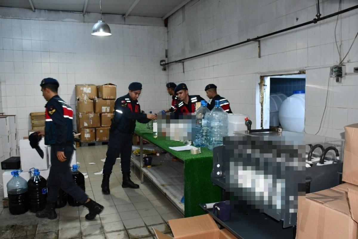 Tekirdağ'da ka&ccedil;ak i&ccedil;ki operasyonu! Hepsi s&uuml;t fabrikası binasından &ccedil;ıktı