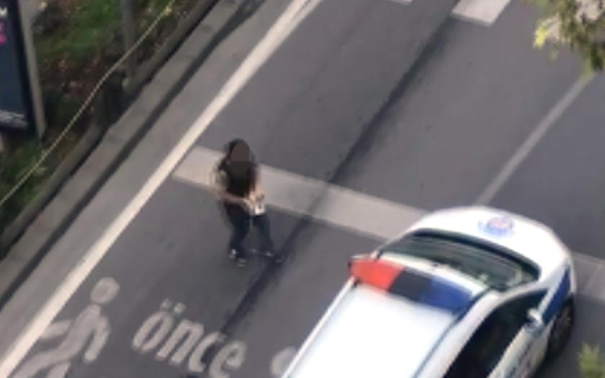 Yayaya yol vermedi, tartıştı, soruşturma a&ccedil;ıldı... Ceza almamak i&ccedil;in lokum dağıttı