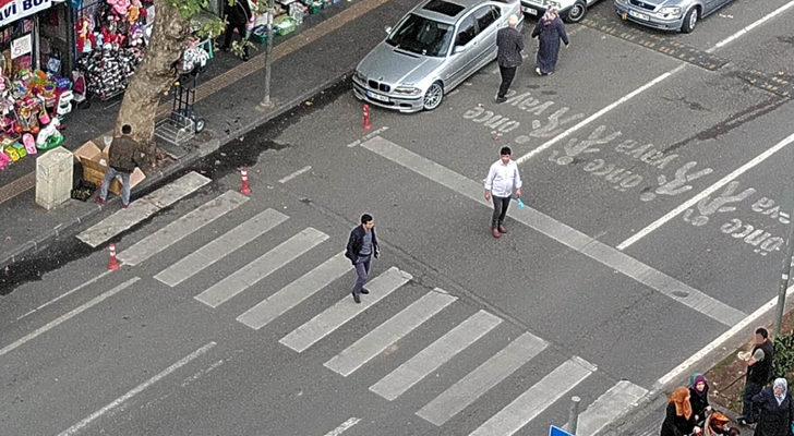 Yayaya yol vermedi, tartıştı, soruşturma açıldı... Ceza almamak için lokum dağıttı G2