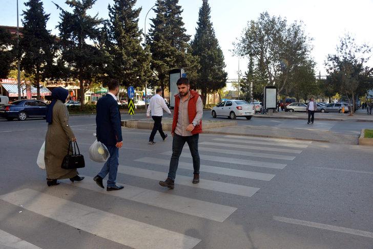 Yayaya yol vermedi, tartıştı, soruşturma açıldı... Ceza almamak için lokum dağıttı G4