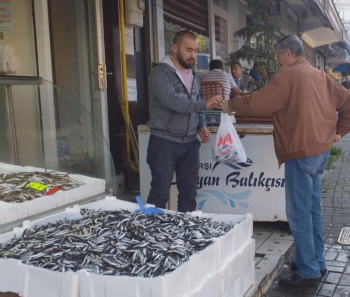 Fiyatlar d&uuml;ş&uuml;nce vatandaş ilgi g&ouml;stermeye başladı! Hamsi fiyatı Karadeniz&rsquo;de 7 TL&rsquo;ye d&uuml;şt&uuml;