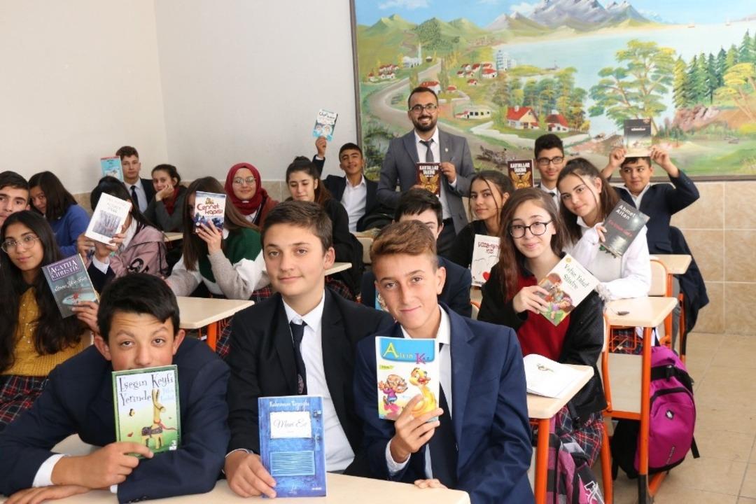 &Ouml;ğrencilerden k&ouml;y okullarına kitap desteği