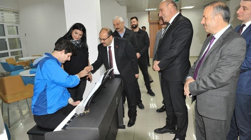 Otistik gen&ccedil;, azmi ve başardıkları ile herkese &ouml;rnek oluyor