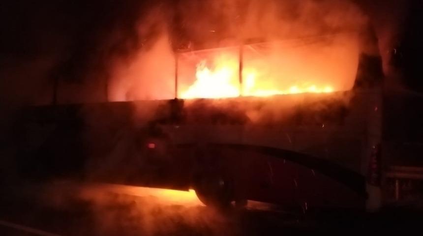 Antalya-Mersin yolunda yolcu otobüsü cayır cayır yandı