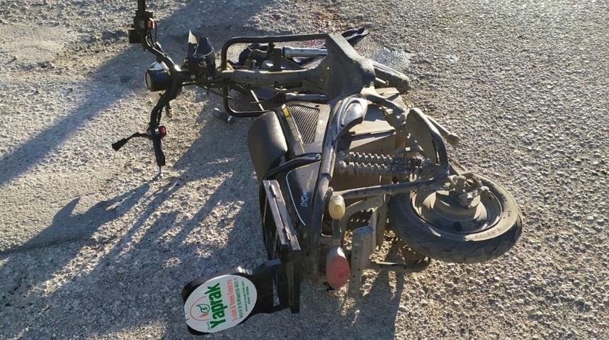 Minib&uuml;sle &ccedil;arpışan elektrikli bisiklet s&uuml;r&uuml;c&uuml;s&uuml; ağır yaralandı