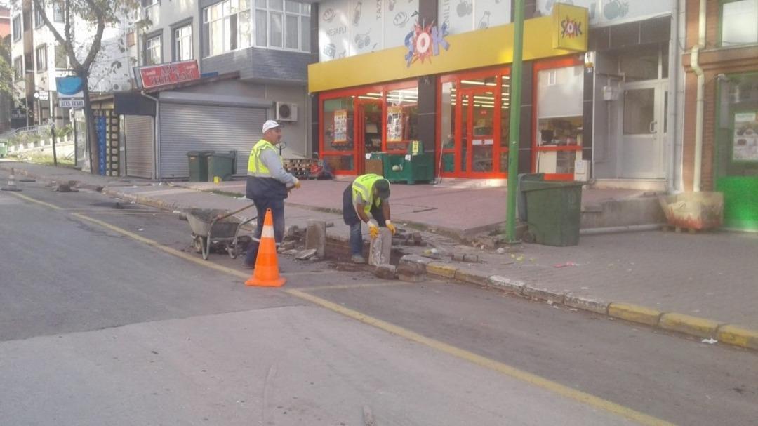 K&ouml;rfez&rsquo;de kaldırımlar yenileniyor