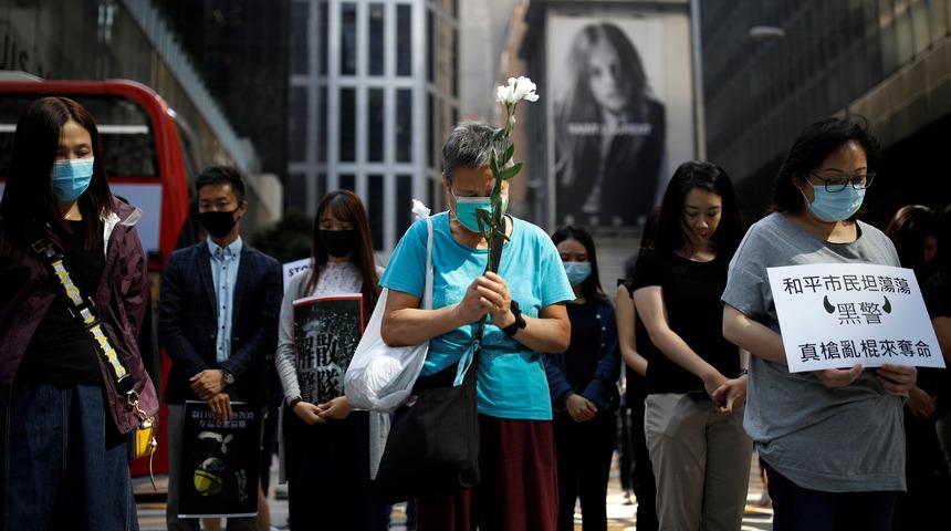 Hong Kong'da çıkan çatışmada katlı otoparktan düşen genç öldü