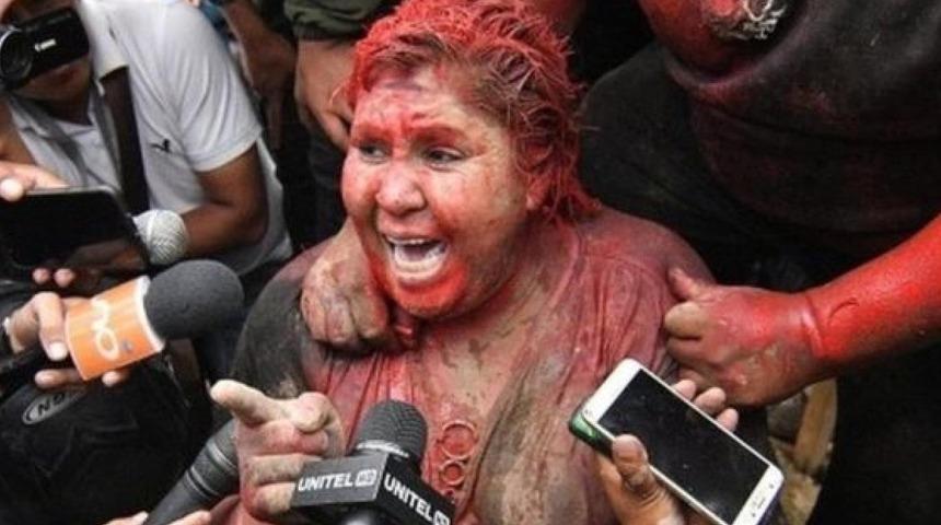 Zorla sa&ccedil;ı kesilen belediye başkanı yalın ayak sokaklarda y&uuml;r&uuml;t&uuml;ld&uuml;