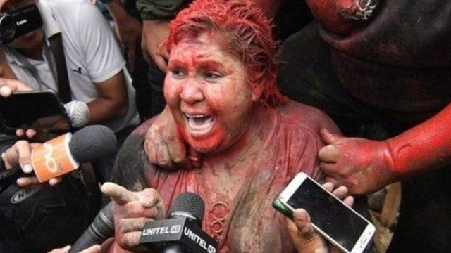 Zorla saçı kesilen belediye başkanı yalın ayak sokaklarda yürütüldü