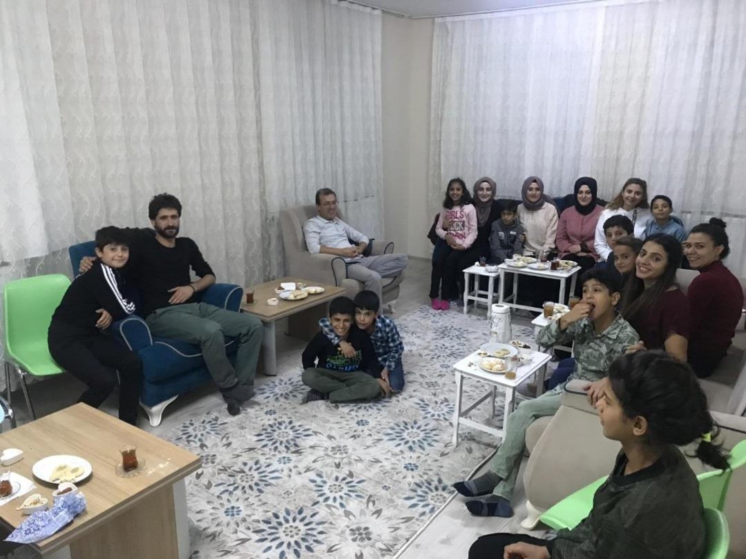 Bitlis&rsquo;te &rsquo;Bir harf &ouml;ğretenle bir fincan kahve&rsquo; projesi