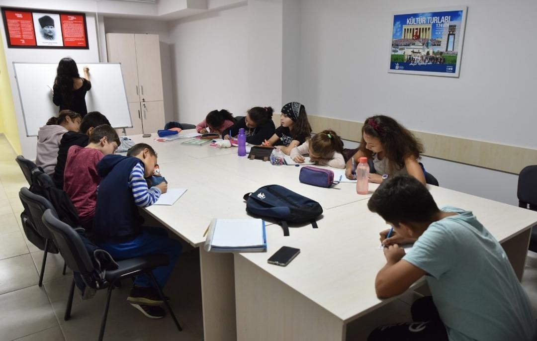 THU g&ouml;n&uuml;ll&uuml;leri kardeşlerini geleceğe hazırlıyor