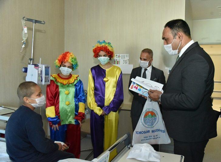 Başkan Yılmaz maske taktı, lösemili çocuklara moral verdi G1