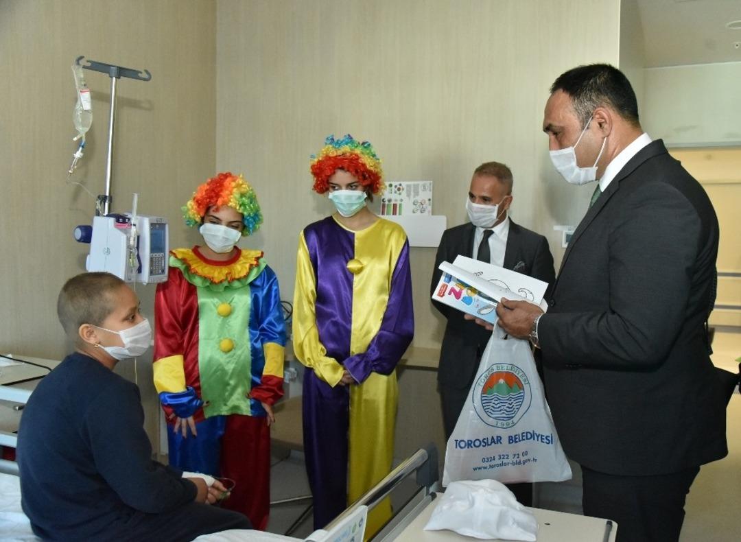 Başkan Yılmaz maske taktı, l&ouml;semili &ccedil;ocuklara moral verdi