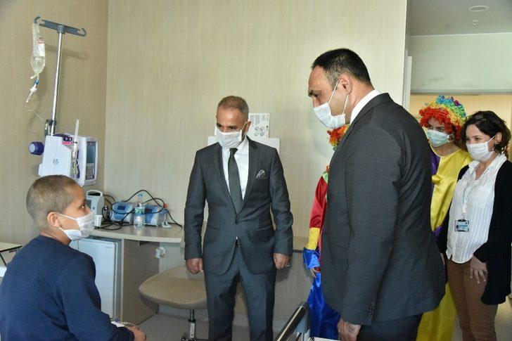 Başkan Yılmaz maske taktı, lösemili çocuklara moral verdi G2