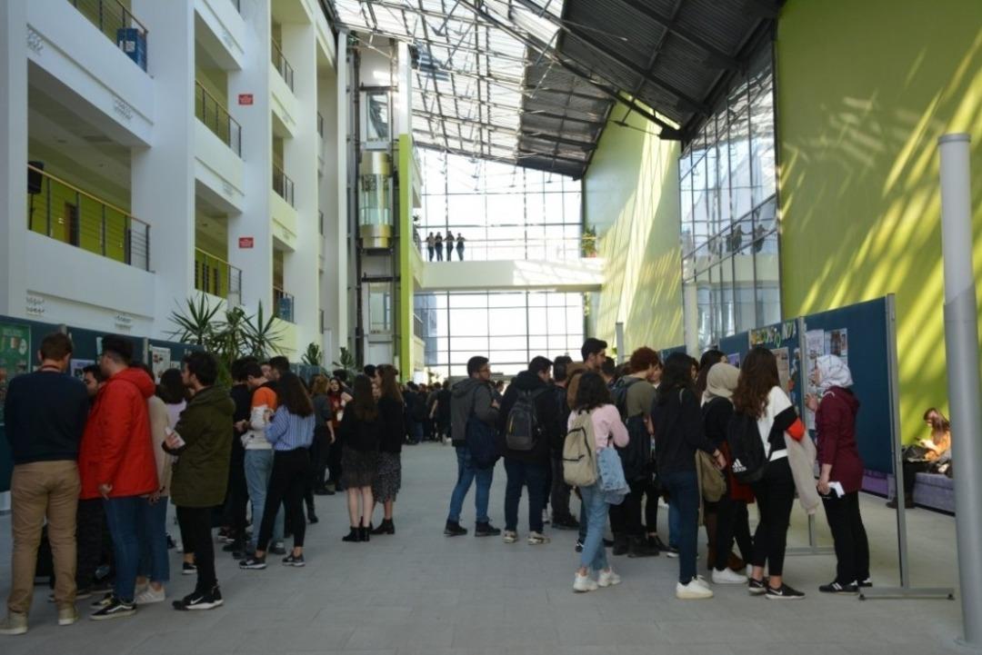 Yabancı Diller Y&uuml;ksekokulu&rsquo;nda poster paylaşım g&uuml;n&uuml;