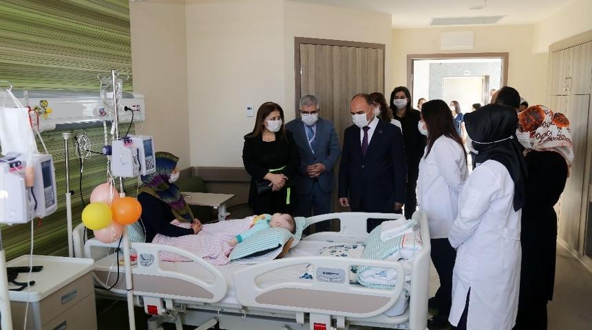 Vali G&uuml;naydın&rsquo;dan l&ouml;semili &ccedil;ocuklara moral ziyareti