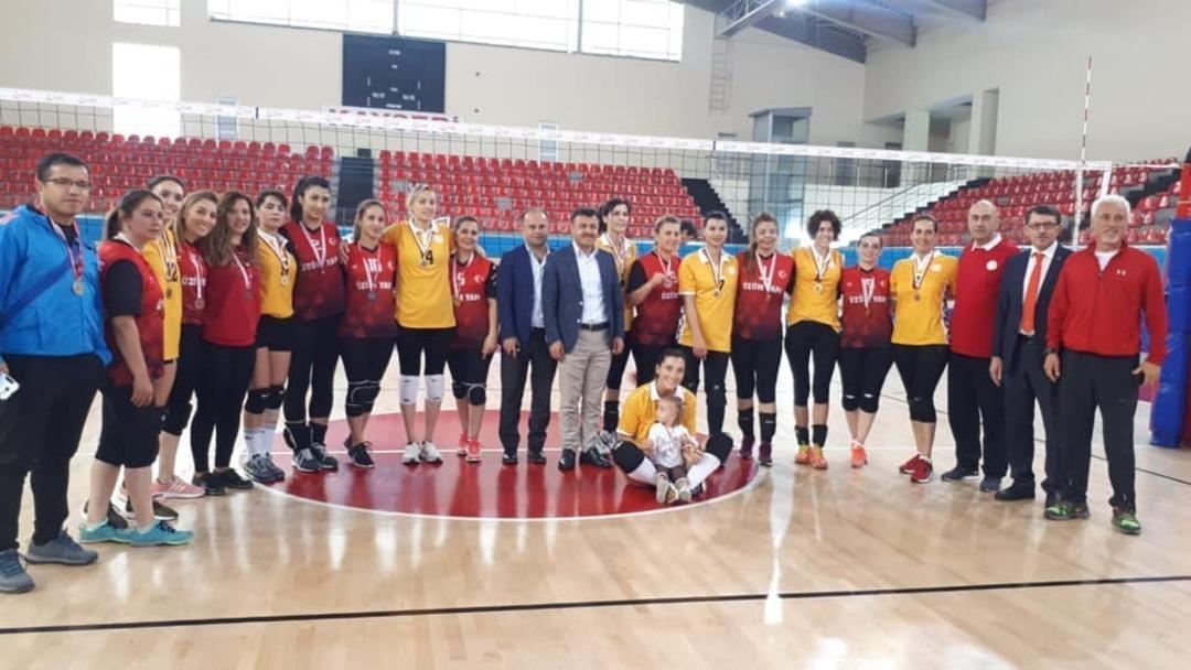 &Ouml;ğretmen Ligi Voleybol B&ouml;lge M&uuml;sabakalarında Kadınlarda Ankara B&ouml;lge Birincisi Oldu