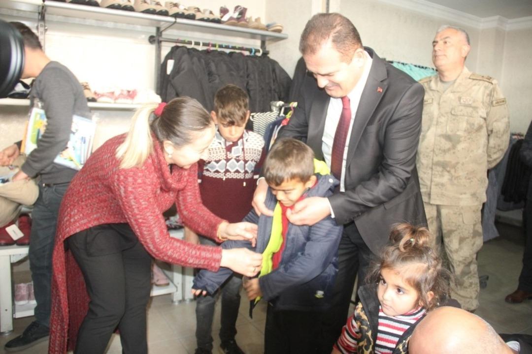 Vali Akbıyık, muhta&ccedil; &ccedil;ocukları kendi elleriyle giydirdi
