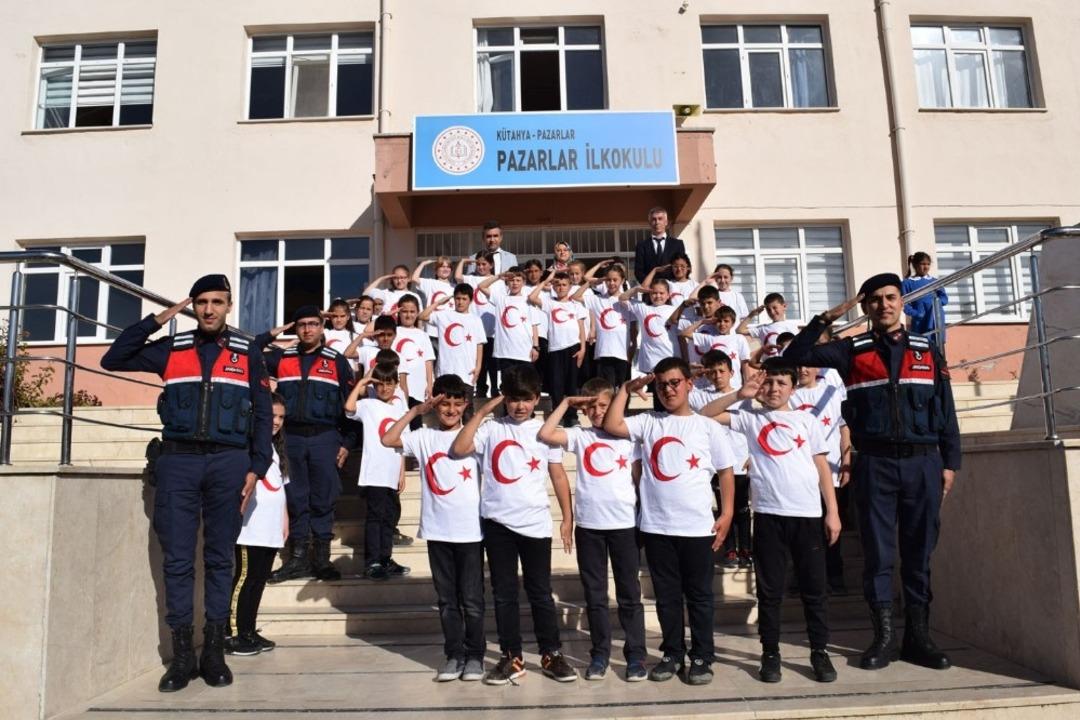 İlkokul &ouml;ğrencilerinden askere selam