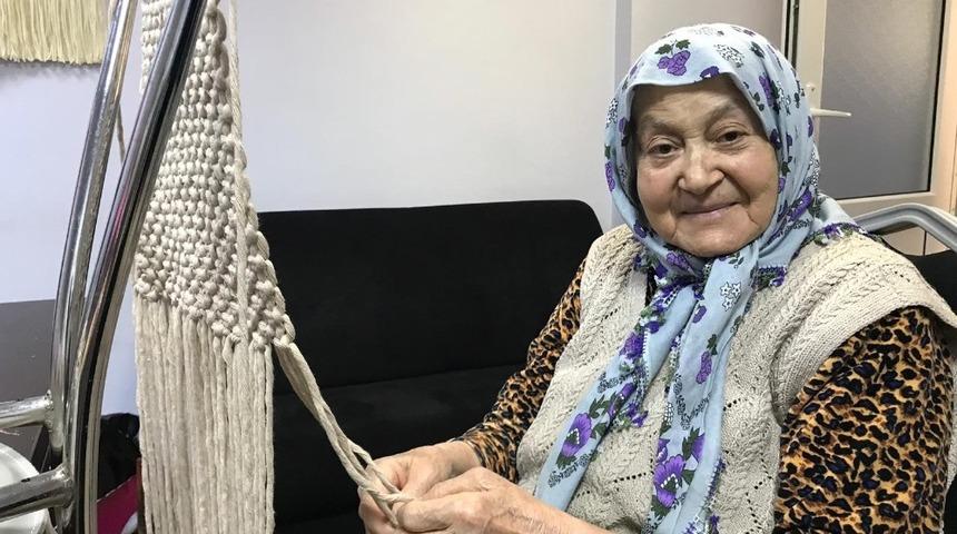 Evinden sıkılan yaşlılar aktif yaşama makrome ile dahil oluyor