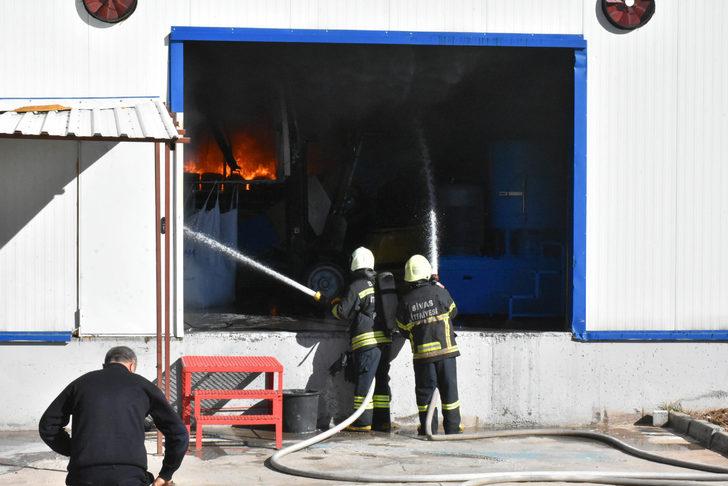 Sivas'ta geri dönüşüm fabrikasında korkutan yangın! G4