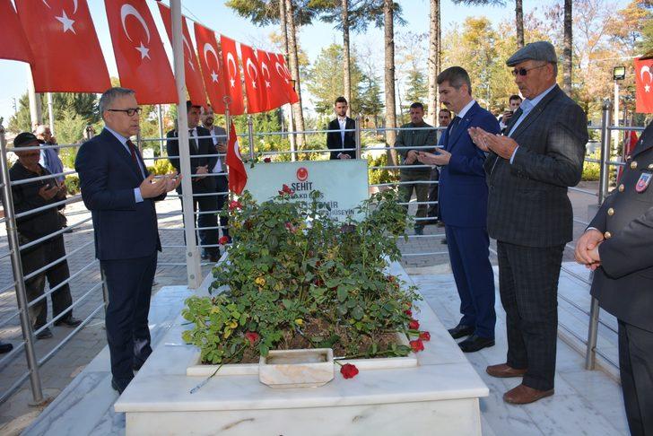 İçişleri Bakan Yardımcısı İnce, Ömer Halisdemir'in kabrinde dua etti G1