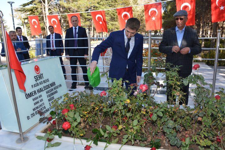 İçişleri Bakan Yardımcısı İnce, Ömer Halisdemir'in kabrinde dua etti G2