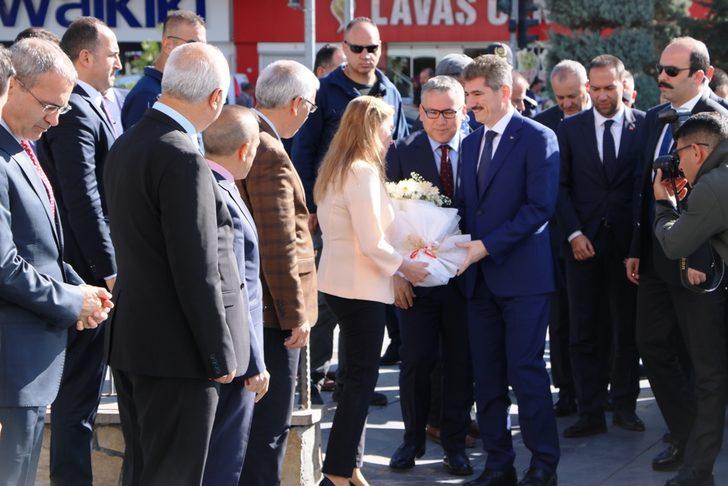 İçişleri Bakan Yardımcısı İnce, Ömer Halisdemir'in kabrinde dua etti G3