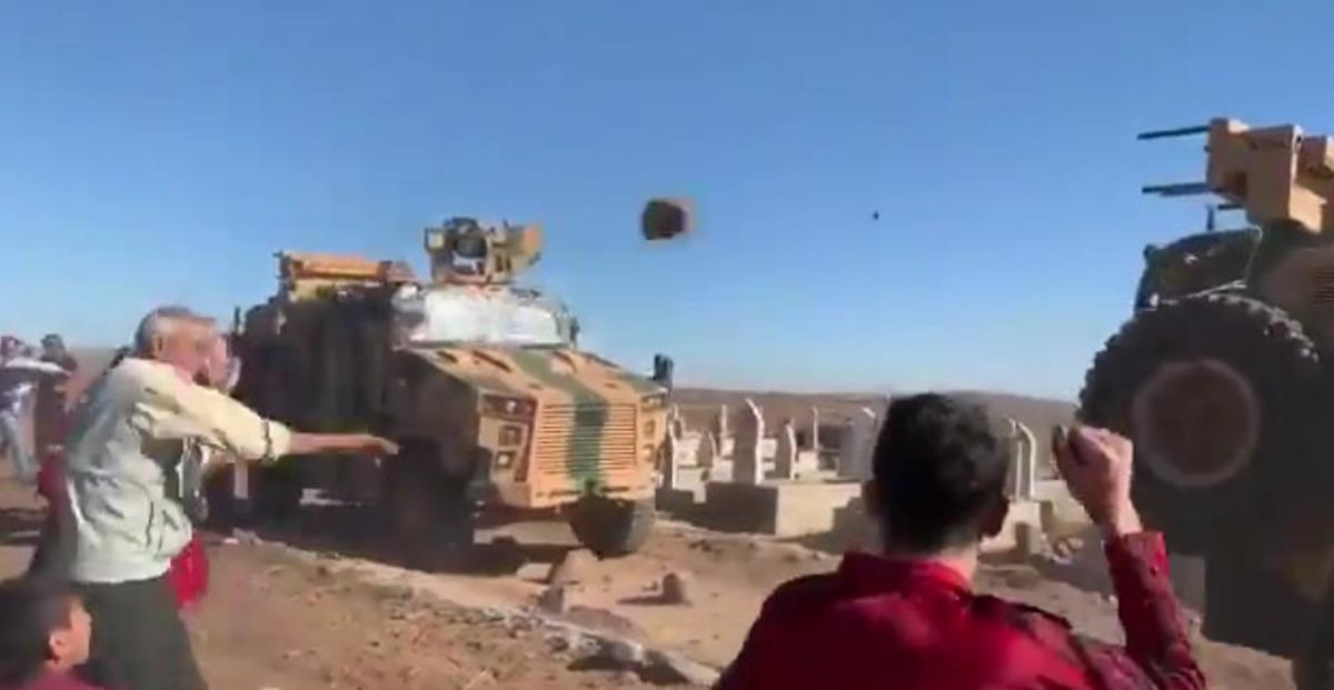 T&uuml;rkiye ile Rusya'dan ortak devriye! T&uuml;rk askeri zırhlı ara&ccedil;lara taşlı saldırı