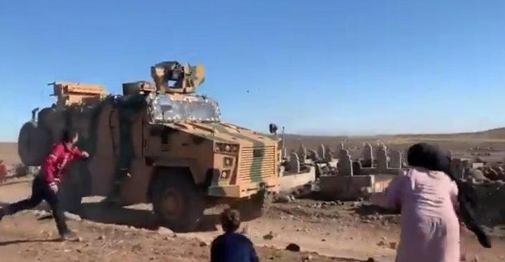 Türkiye ile Rusya'dan ortak devriye! Türk askeri zırhlı araçlara taşlı saldırı G3