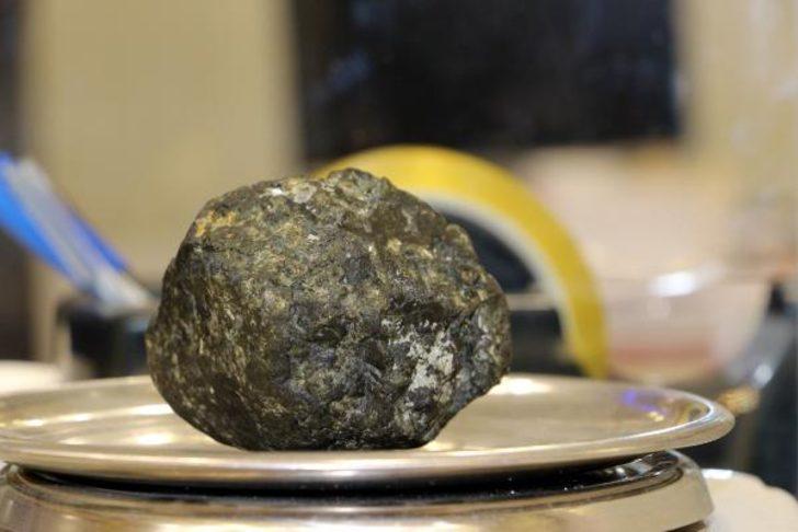 Tokat'ta parkta buldu, 'gök taşı' olduğunu iddia etti   G3