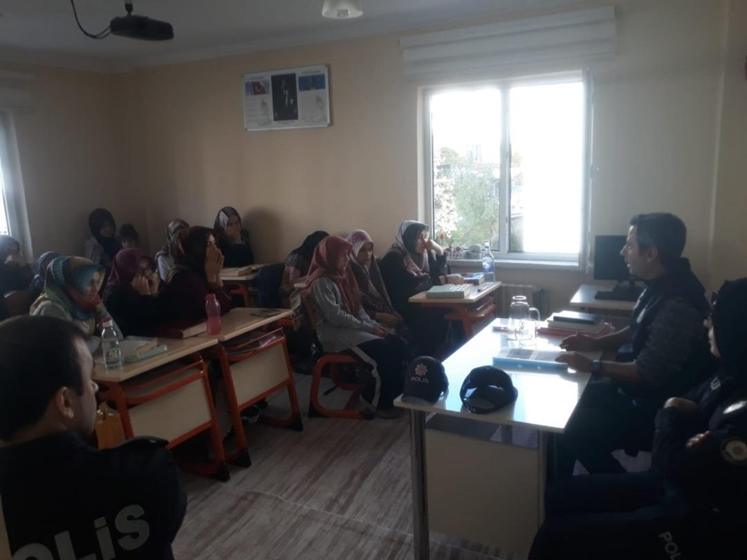 Kitle iletişim ara&ccedil;ları hakkında seminer verildi