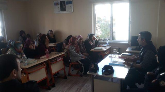 Kitle iletişim araçları hakkında seminer verildi