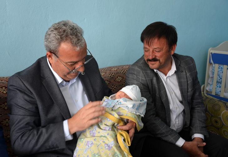 Bebeklerine 'Devlet Bahçeli' adını verdiler G5