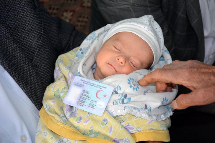 Bebeklerine 'Devlet Bahçeli' adını verdiler G3