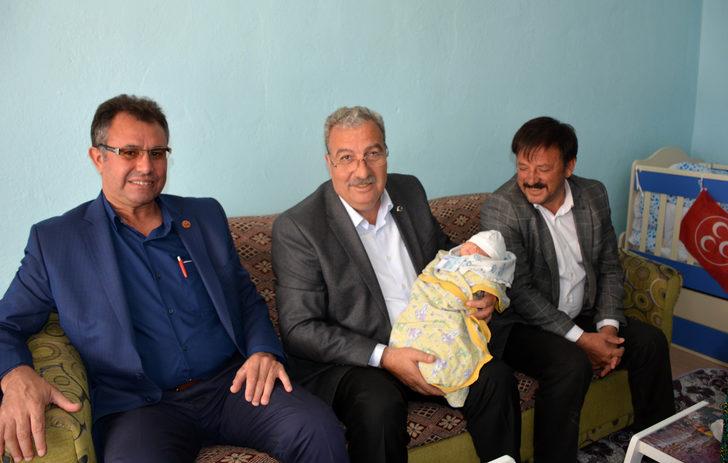 Bebeklerine 'Devlet Bahçeli' adını verdiler G4