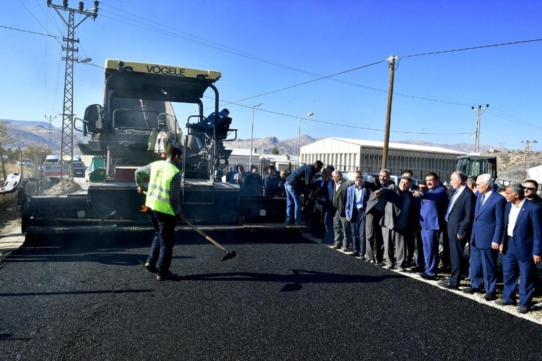 Hekimhan il&ccedil;esinde asfaltlama &ccedil;alışmaları yapılıyor