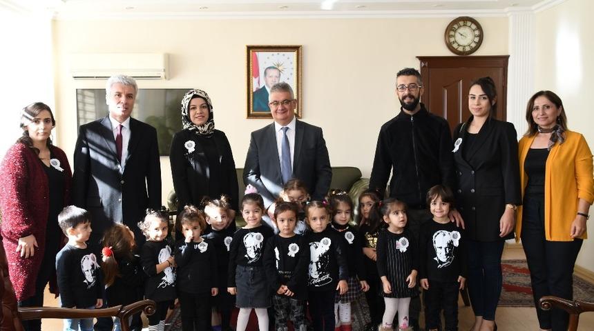 Vali Pekmez minik &ouml;ğrencilerle bir araya geldi